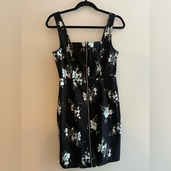 A size small dynamite dress that is super flattering, stretchy and comfy! - Picture 2 of 3